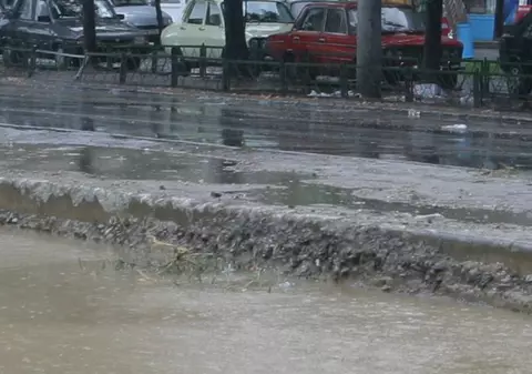 Capitala inundată: linii RATB deviate, tramvaie blocate şi circulaţie de coşmar