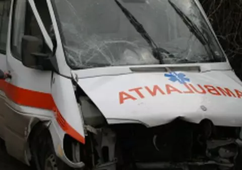2 răniţi după ce o ambulanţă SMURD a fost lovită de un tramvai