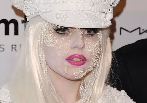 Lady Gaga şi-a pus sute de perle pe corp