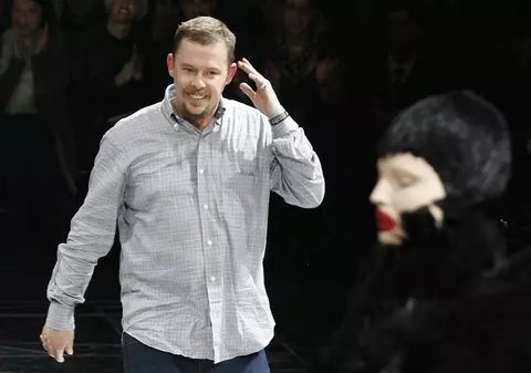 Creatorul de modă Alexander McQueen s-a sinucis