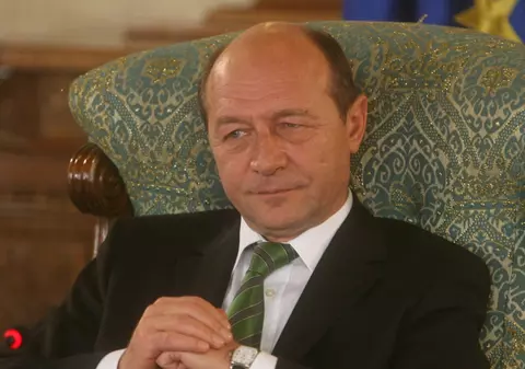 Avionul lui Băsescu, blocat 40 de minute la Strasbourg