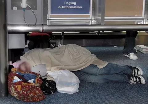 Locuieşte de o lună în aeroport pentru că a fost jefuit
