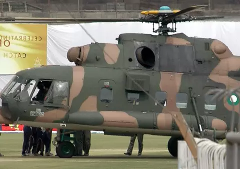 Un elicopter a oprit meciul de fotbal pentru a salva un bebeluş
