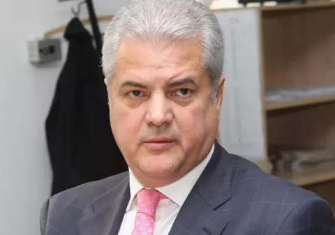 Adrian Năstase renunţă la cursa pentru preşedinţia PSD
