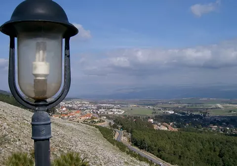Au sărbătorit 25 de ani de când nu au primit curent electric