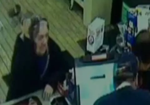 O bunicuţă ia la bătaie un hoţ / Video