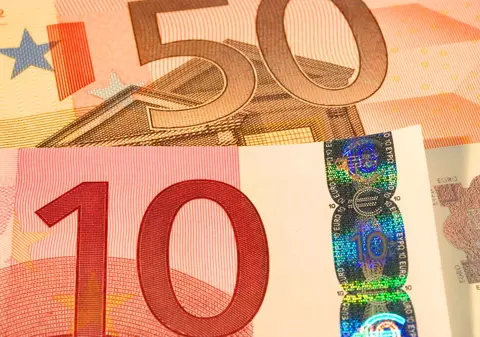 Patru persoane, arestate pentru infracţiuni bancare