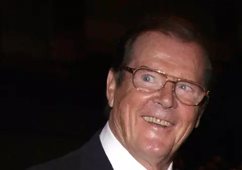 Roger Moore revine pe marele ecrane