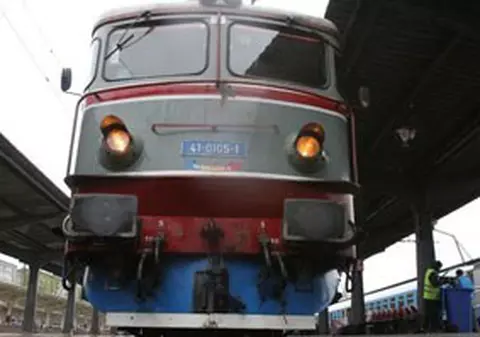 O tânără a sărit dintr-un tren aflat în mişcare, la Bistriţa