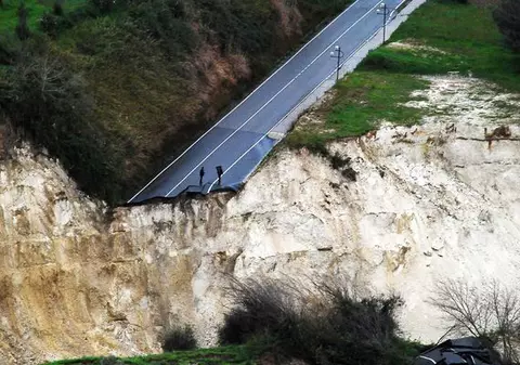 Zeci de români evacuaţi, după alunecările de teren din Calabria