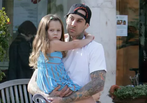 Video / Paparazzi, bruscaţi şi înjuraţi de membrii trupei Blink 182