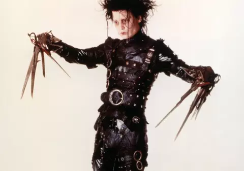 Copiii lui Johnny Depp, îndrăgostiţi de mâinile foarfecă