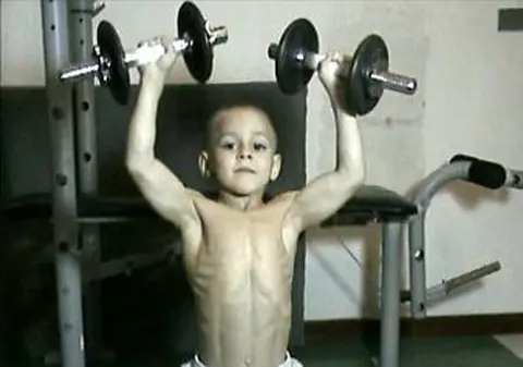 "La doi ani, Giuliano făcea şpagatul pe pachete de pampers" 