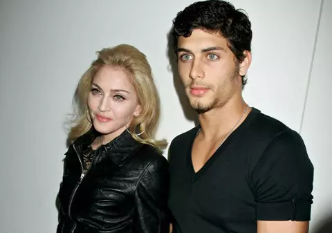 Madonna îşi lansează iubitul în muzică