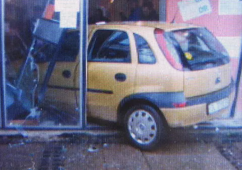 A intrat cu maşina într-un magazin