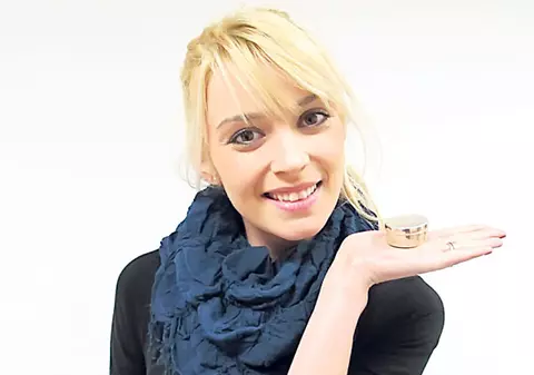 Diana Dumitrescu îşi ţine inelul de logodnă în cutie