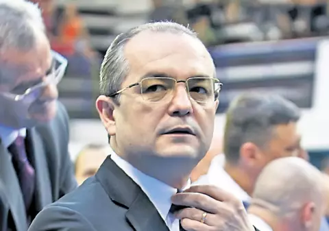 Supărat că vorbesc de capul lor despre taxa pe fast-food,Boc şi-a «urecheat» miniştrii