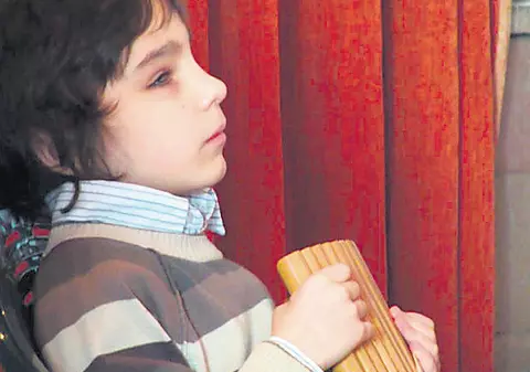 El este micul cântăreţ orb