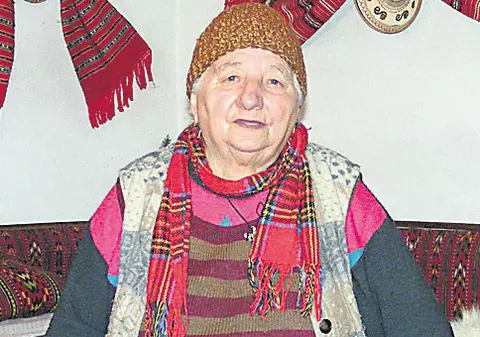 Țese zilnic de 70 de ani