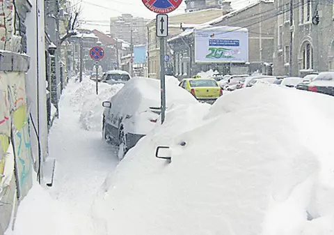 Maşină sub nămeţi