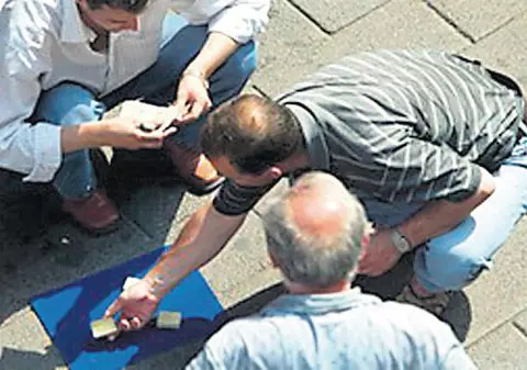O băbuţă de 71 de ani a pierdut 1.400 € la «alba-neagra»