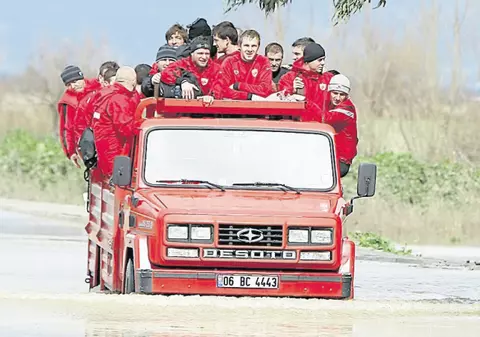 «Câinii» au intrat la apă