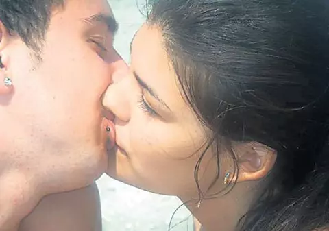 Se iubesc muuult! Cititorii se întrec în declaraţii de dragoste şi în sărutări