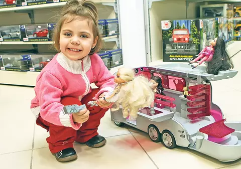 Dă-ţi gata amicii cu păpuşa care face treabă mare şi cu plastilina de desenat