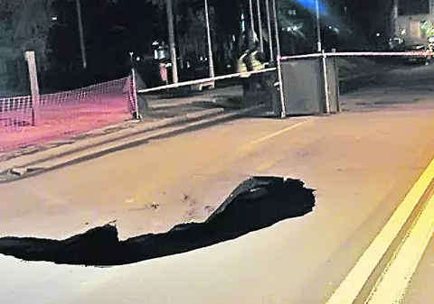 Groapă de 10 metri în mijlocul falezei