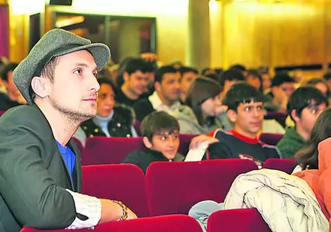 Dani, singur la premiera filmului în care joacă
