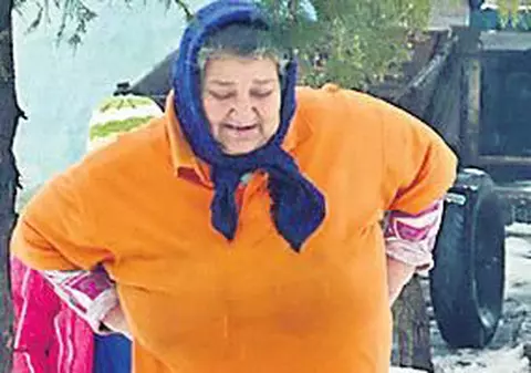 În timpul naşterii, doi oameni i-au ţinut burta gravidei de 240 de kg