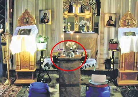 Scandal în Mehedinţi: O călugăriţă sfinţeşte apa cu craniul