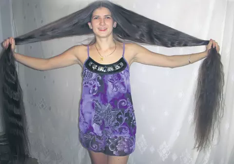 Vrea 10.000 € pe părul ei de 1,40 metri