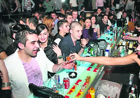 Au fost barmaniţe pentru o seară