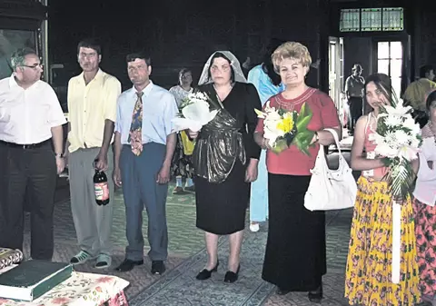 Halal nuntă! Mireasa are ochii vineţi, iar un invitat e în papuci