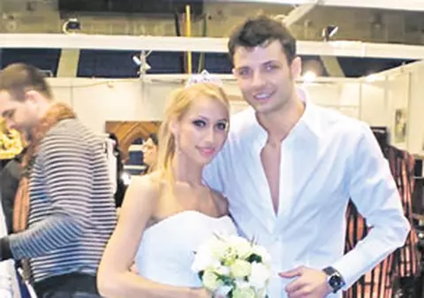 Ricky de România, «încolţit» de Miss Martie şi de Miss August