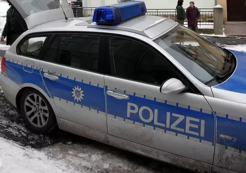 A fost prins în timp ce se droga pe maşina poliţiei