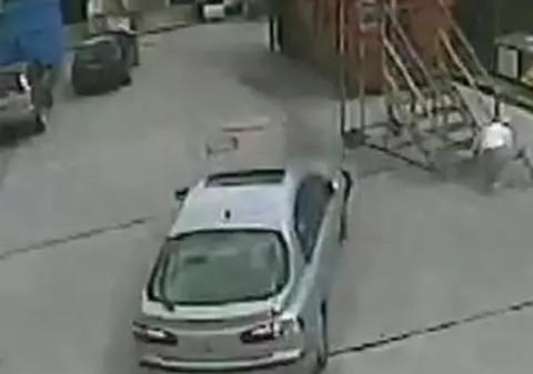 Video / Era să calce cu maşina un bătrân de două ori în 30 de secunde