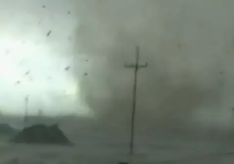 Video / Imagini spectaculoase din apropierea unei tornade