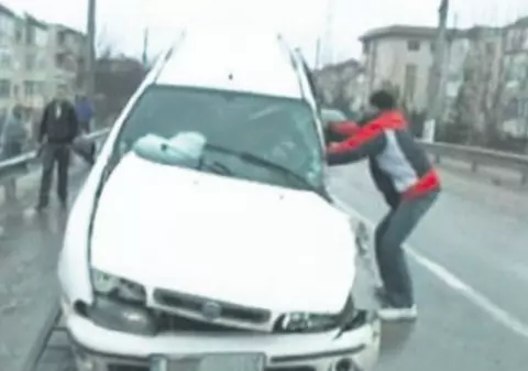 A intrat cu tancul în două autoturisme parcate