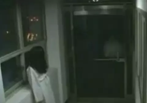 Cum să te sperii de moarte de o fată în pijamale / Video