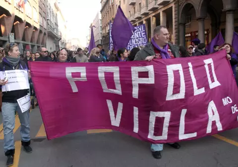 Flacăra violetă a ajuns şi în Italia 