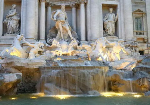 Români arestaţi că au furat monedele din Fontana di Trevi 