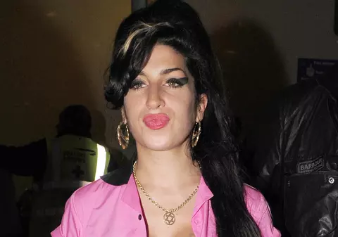 Amy Winehouse i-a “confiscat” aparatul unui fan 