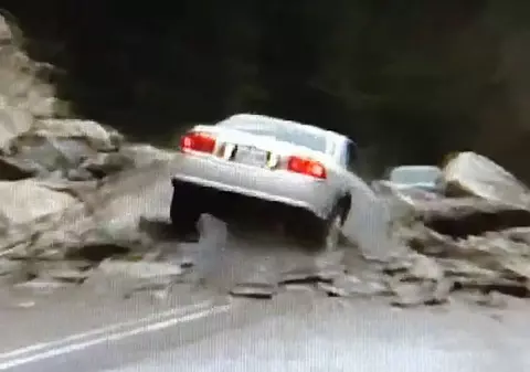 Video / "Dorele", nu vezi bucăţile de stâncă de pe şosea?!