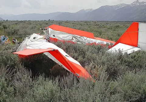 Un pilot şi-a lovit propria casă cu avionul