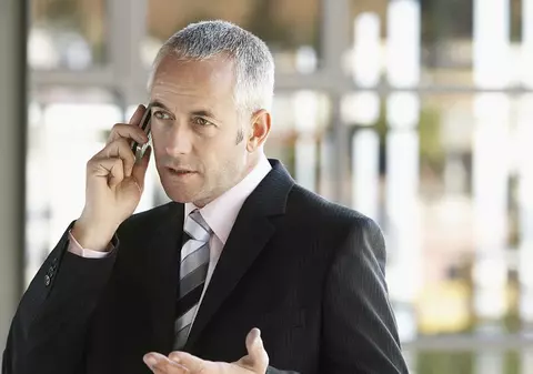 Zeci de americani fraudaţi prin telefon din România