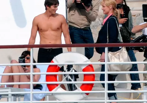 Ashton Kutcher împarte acelaşi pat cu Katherine Heigl 