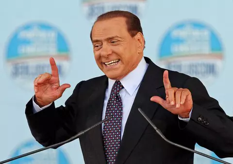 Berlusconi: "Femeile stau la coadă la uşa mea"