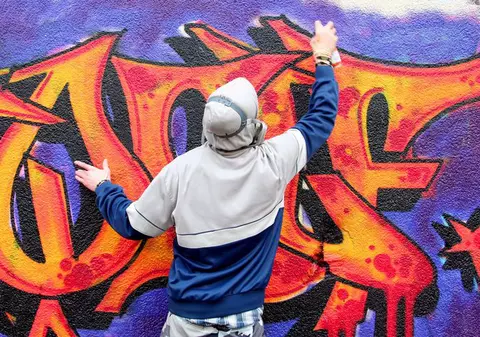 Primăria Capitalei vrea să amenajeze spaţii speciale pentru graffiti; Firea: Clădirile patrimoniu trebuie curățate de desene